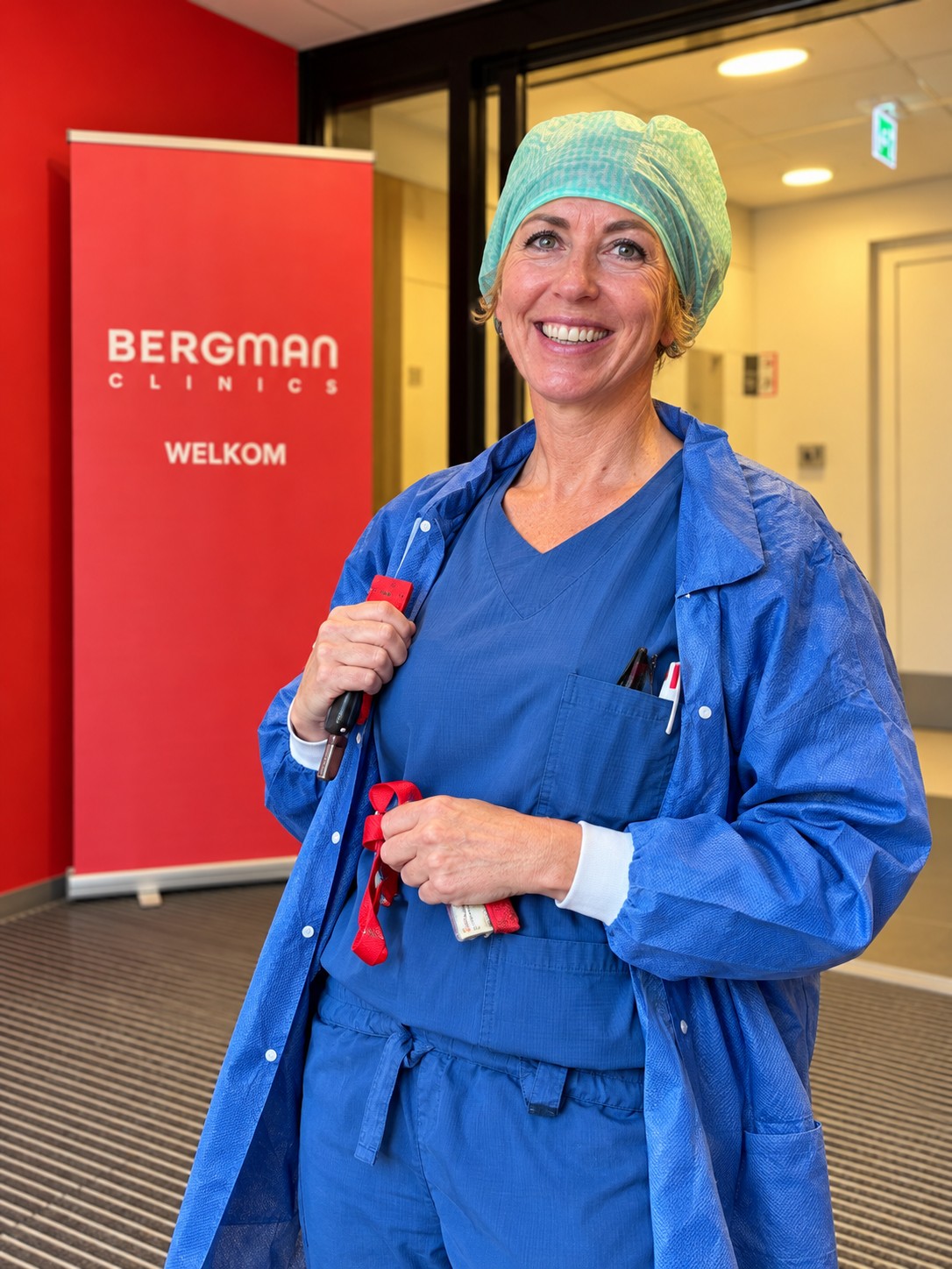 Joke Roest bij Bergman Clinics, met het herkenbare rode bord op de achtergrond